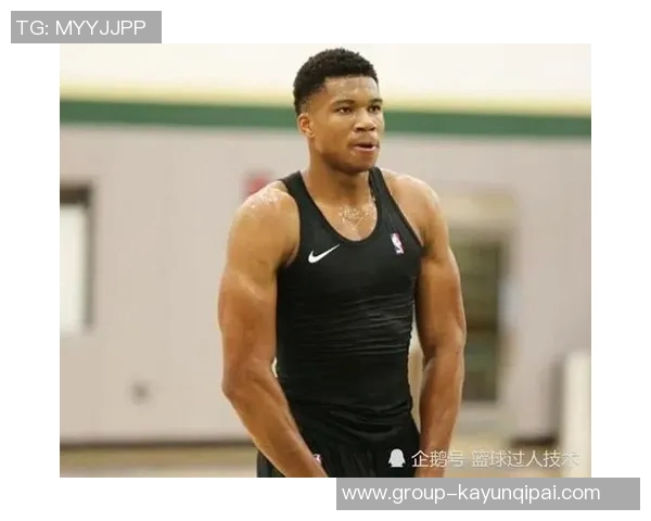 字母哥身穿43号球衣训练双臂肌肉线条惊艳全场引发热议 字母哥身穿43号球衣训练双臂肌肉线条惊艳全场引发热议