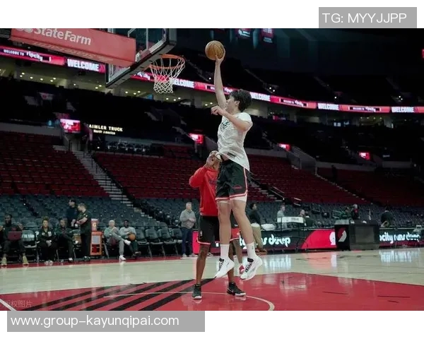 小杨激情泼水庆祝斯普利特首场胜利并获得比赛用球